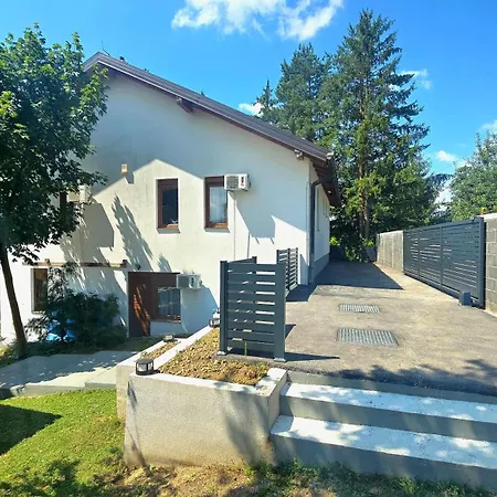 Aida Villa *